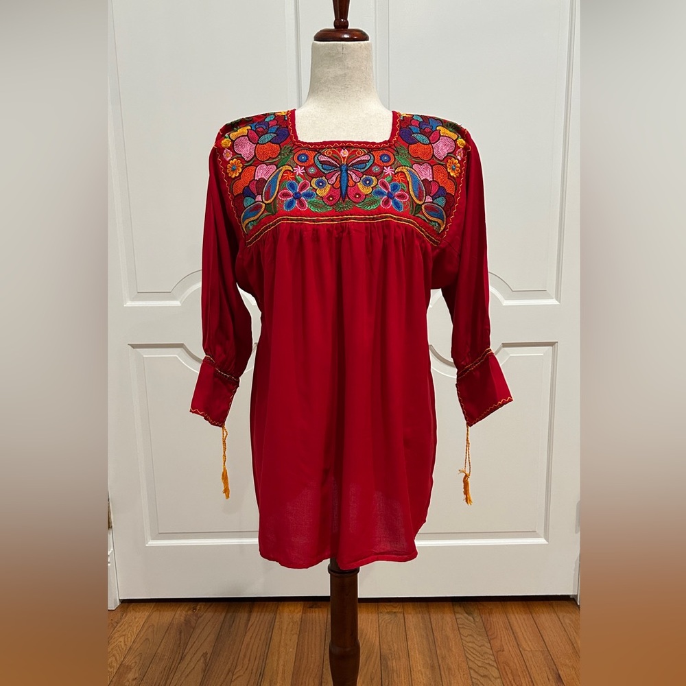 Chiapas Mexican blouse, pedal sewing machine embroidery. Chiapas artisan top.